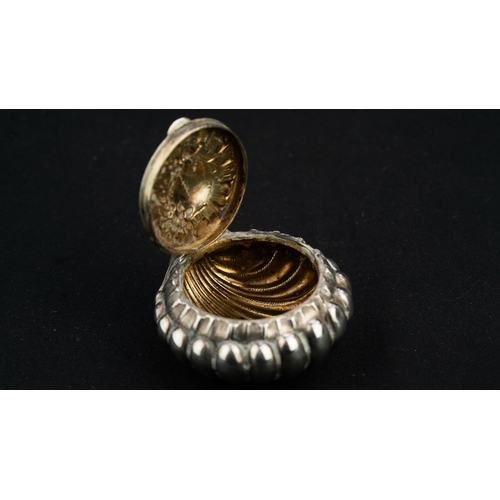 40 - A SILVER TRINKET BOX Of circular form, in body in the shape of an oyster, featuring lobed sides risi... 