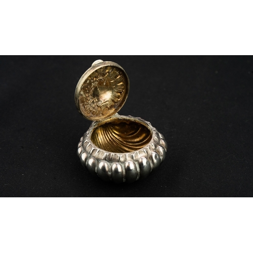 40 - A SILVER TRINKET BOX Of circular form, in body in the shape of an oyster, featuring lobed sides risi... 