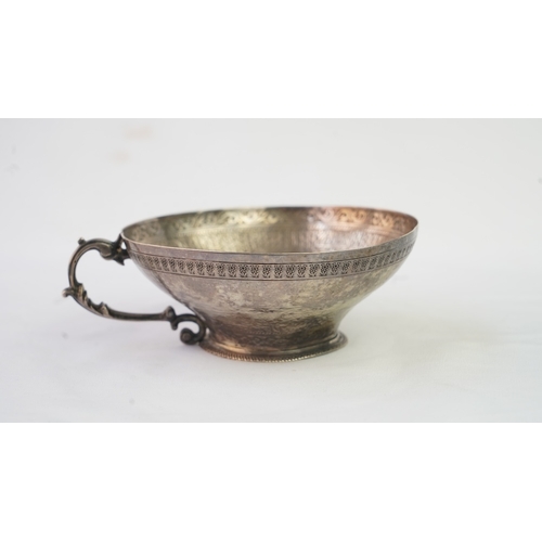 6 - A FINELY ENGRAVED SILVER CUP The interior profoundly engraved with a band of Arabic inscriptions, en... 