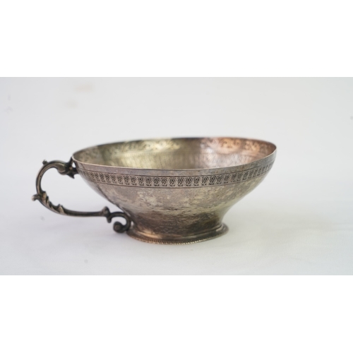 6 - A FINELY ENGRAVED SILVER CUP The interior profoundly engraved with a band of Arabic inscriptions, en... 