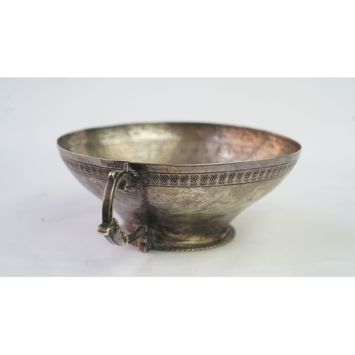 6 - A FINELY ENGRAVED SILVER CUP The interior profoundly engraved with a band of Arabic inscriptions, en... 