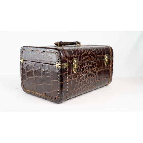 4 - A FINE ALLIGATOR OR CROCODILE LEATHER TRAVEL CASE, EARLY 20TH CENTURY.Of rectangular form, a meticul... 