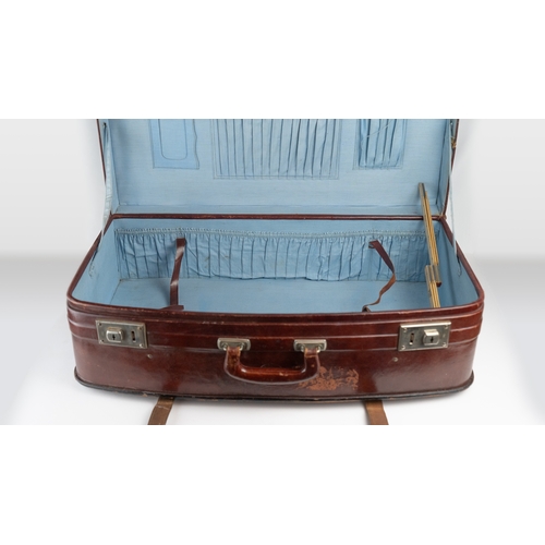 8 - A VINTAGE LEATHER SUITCASE.Of rectangular shape with rounded edges, crafted from leather in dark bro... 