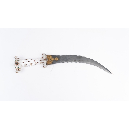 70 - INDIAN JAMBIYA DAGGER, INDIA 

A double-edged, curved dagger in serrated steel, Rock crystal pommel ... 