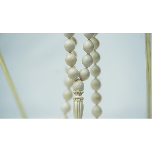 94 - BONE PRAYER BEADS

The tasbih strung  with 33 bone ovoid  beads, flat stops, narrowing and  stylised... 