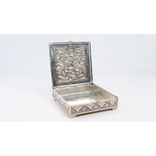 66 - A MID-20TH CENTURY PERSIAN SILVER CIGARETTE BOX, ISFAHAN, CIRCA 1960
PAHLAVI DYNASTY
Of elegant squa... 