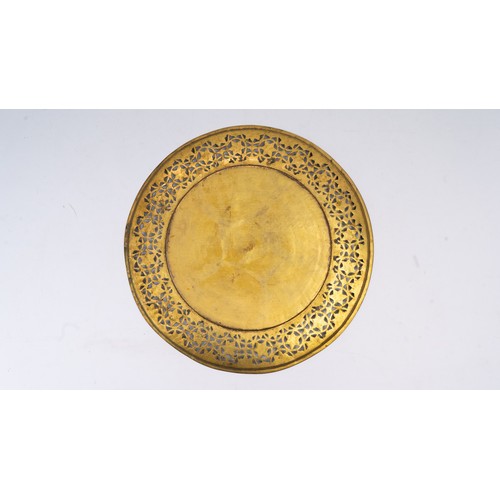 105 - AN OTTOMAN GILTED TRAY, TOMBAK, KUTAHYA,  EARLY 19TH CENTURY

Of circular form, the central field an... 