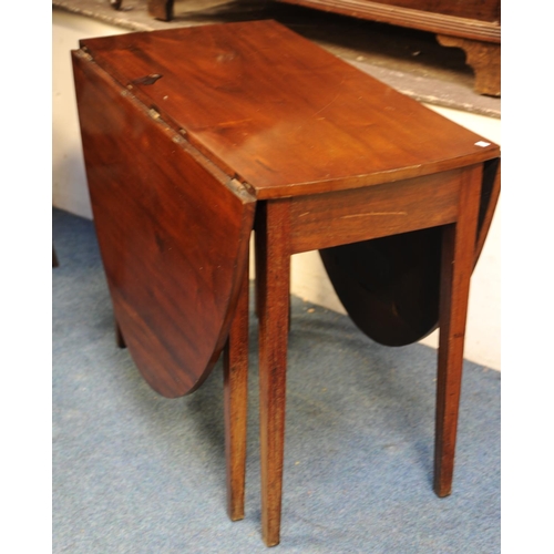 225 - Mahogany drop-leaf table on tapered legs (64