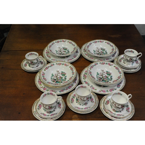 11 - White floral part Dinner Service (30 pieces)