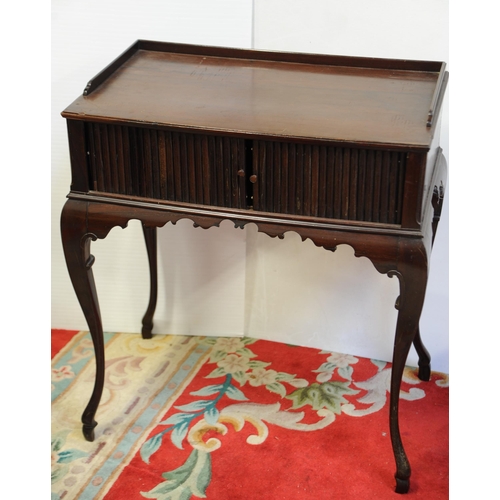 191 - Georgian Mahogany Ladies Escritoire with tambour sliding door on cabriole legs. (28