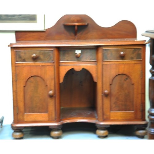 289 - Victorian Mahogany Sideboard fitted with 3 pull out drawers and 2 Side Presses.  (41