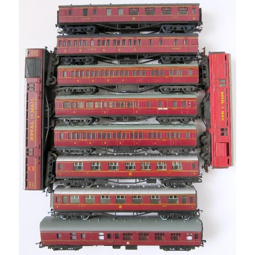 118 - HORNBY / MAINLINE / AIRFIX etc. 00 gauge Coaches comprising: 10 x assorted maroon, various types (in... 