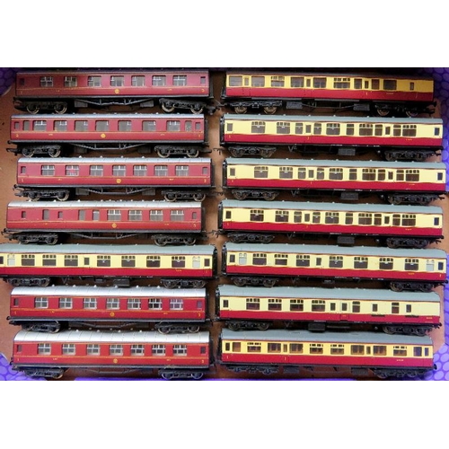 148 - HORNBY / BACHMANN 00 gauge Coaches comprising: Bachmann 8 x maroon and cream, Hornby 6 x maroon. Mos... 