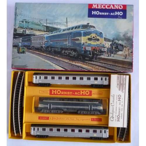 166 - HORNBY-ACHO (Meccano) 615 “Le Vendeen” Passenger Train set. Excellent to Mint in an Excellent Pictur... 