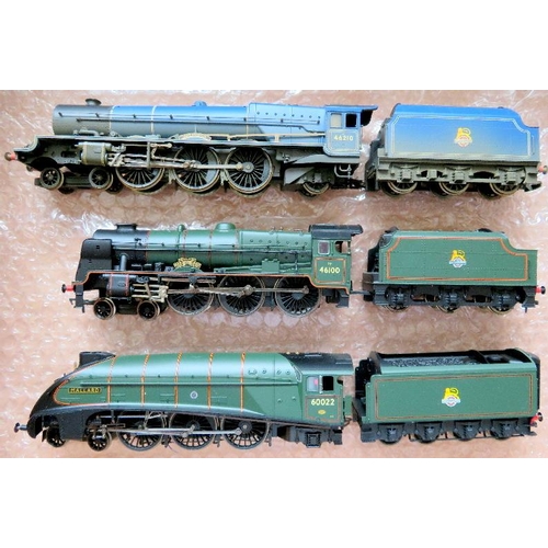 33 - HORNBY (China) 00 gauge Locos and Tenders comprising: 4-6-2 “Mallard” No. 60022 BR lined green early... 
