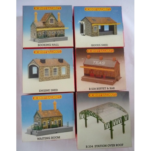 86 - HORNBY R414 Turntable Set, R576 Tunnel, R534 Country Station, R8004 Engine Shed, R180 Viaduct, R499 ... 