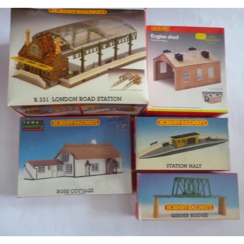 87 - HORNBY ACCESSORIES. R331 London Road Station, R482 Rose Cottage, R334 Station Roof x2, R909 Track Su... 