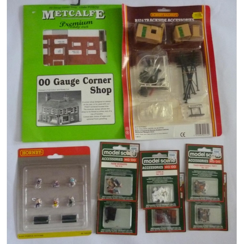 89 - ‘00’ LINESIDE ACCESSORIES. Model Scene (PECO) x24, Hornby R561 People, R574 Trackside Accessories Pa... 