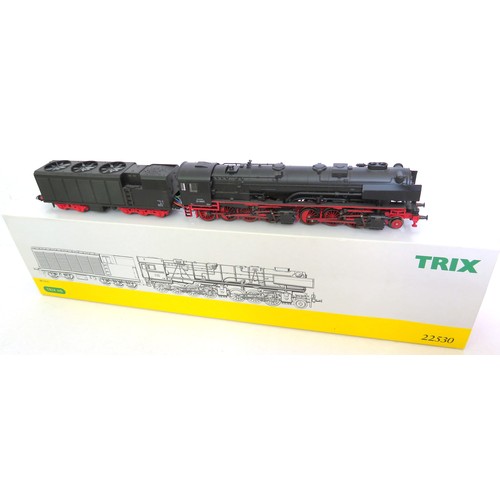 83 - TRIX HO gauge 22530 2-rail Class BR 53K “Borsig” Heavy Goods 2-6-8-0 Loco and 10-wheel Bogie Condens... 