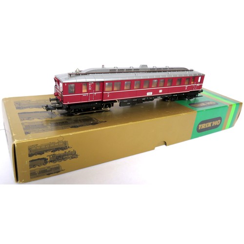 85 - TRIX HO gauge 2468 2-rail Diesel Triebwagon / Railcar with clerestory roof No. VT62 904 DB maroon. E... 