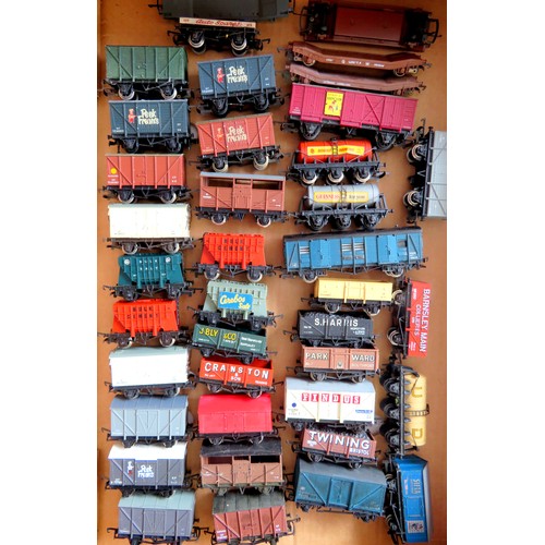 119 - WRENN Goods Wagons comprising: 38 approx. x assorted to include 6-wheel Tankers, Private Owner, Catt... 