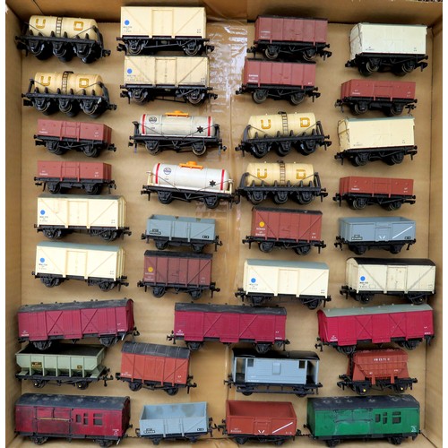 173 - HORNBY DUBLO 2-rail Superdetail Rolling Stock to include: 3 x 4305 Passenger Fruit Vans, 4 x 4657 6-... 