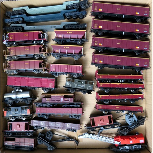 182 - BACHMANN / HORNBY  plus other manufacturers 00 gauge Rolling Stock comprising: Assorted Goods Wagons... 