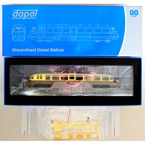 102 - DAPOL 00 gauge 4D-011-003 DCC Ready Streamlined Railcar No. 8 chocolate and cream GWR Twin Cities in... 