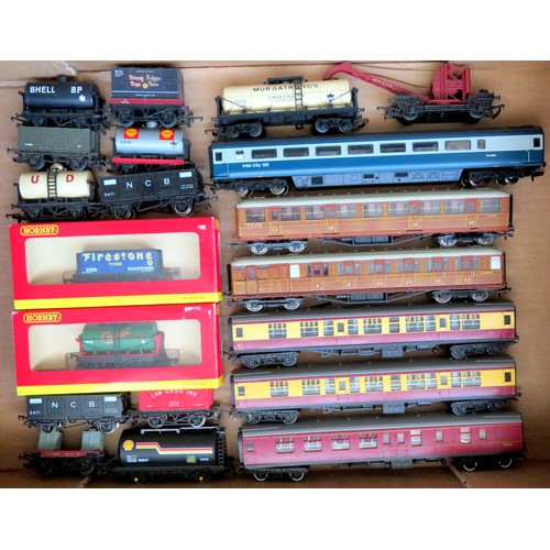 216 - HORNBY / TRIANG 00 gauge Rolling Stock to include: 6 x Coaches (2 x LNER Teaks, 2 x Crimson and crea... 