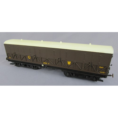 67 - ‘0’ Gauge GWR 40ft Bogie Siphon F by D.J.B Engineering, Brown livery No.1541, Built & Painted by Pet... 