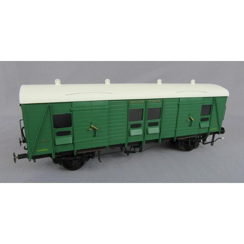 69 - ‘0’ Gauge SLATERS 72020 SR 4 wheel Passenger Luggage Van, SR Malachite Green. Built & Painted by Pet... 