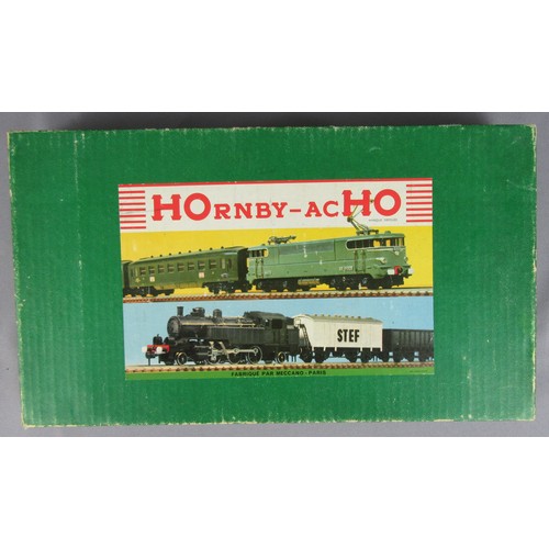 231 - HORNBY ACHO 610 L’Aquilion Passenger Train Set to include BB16009 Electric Loco plus 3 Coaches (incl... 