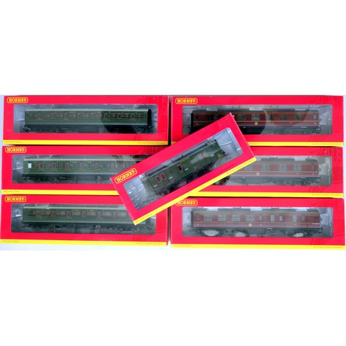 215 - HORNBY (China) 00 gauge Coaches comprising: 4 x SR green Maunsell (R4297A 3rd Class, R4298E 1st Clas... 