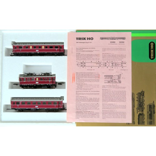 101 - TRIX 22492 HO gauge 3-Car  Triebwagen – Zug ET 87 Set comprising: Centre Power Car and 2 x 3rd class... 