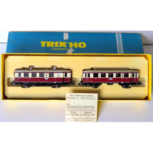 102 - TRIX INTERNATIONAL 2473 HO gauge 2-Car Railcar Set comprising: Power Car VT135 and Dummy VB140. Exce... 