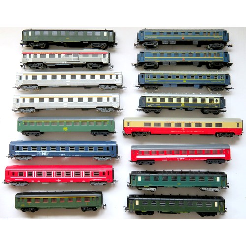 111 - RIVAROSSI / FLEISCHMANN / JOUEF etc. HO gauge Continental Outline Coaches comprising: 16 x assorted,... 