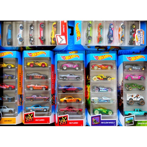 305 - HOT WHEELS comprising: 14 x 5-Car Packs. Most appear as new (70 Vehicles) £50-£70