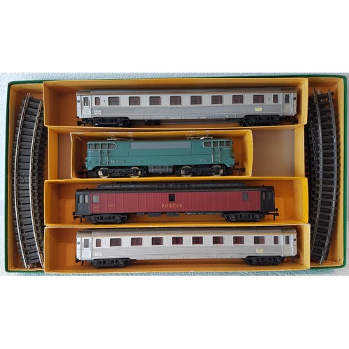 75 - HORNBY-ACHO Passenger Train Set, comprising BB 16.009 Electric Loco, Inox 1st Class Coaches x2, Post... 