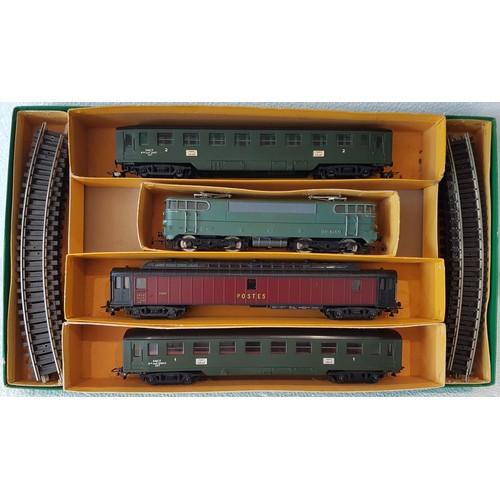 76 - HORNBY-ACHO Passenger Train Set, comprising BB 16.009 Electric Loco, SNCF Green Coaches x2, Postes C... 