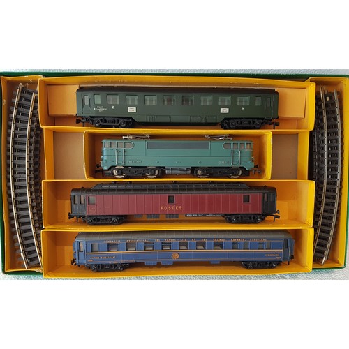 78 - HORNBY-ACHO Passenger Train Set, comprising BB 16.009 Electric Loco, SNCF 2nd Class Coach, Restauran... 