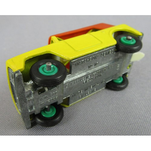 325 - MATCHBOX 1-75 18e Field Car, 2 examples, 1 with red hubs, 1 with green hubs. Near Mint in Good Plus ... 