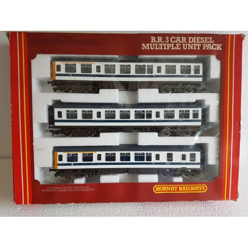 102 - HORNBY ‘00’ R698 BR 3 Car DMU Pack, White livery with Blue Centre Line. Excellent in Good to Very Go... 