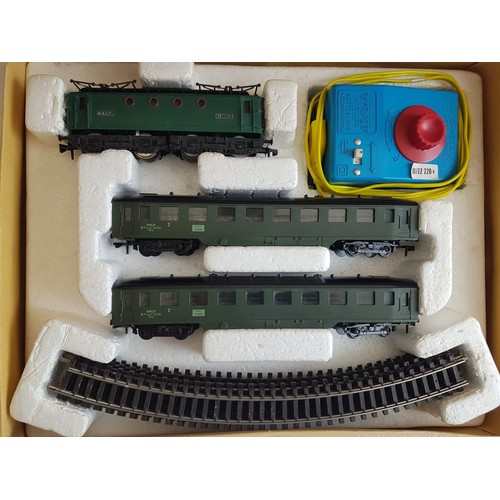 113 - HORNBY ACHO Passenger Train Set, comprising BB8144 Electric Loco, 2nd Class SNCF Coaches, Green Live... 