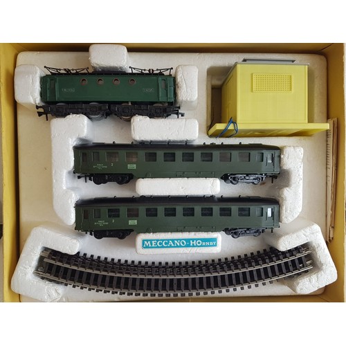 114 - HORNBY ACHO Passenger Train Set, comprising BB8144 Electric Loco, 2nd Class SNCF Coaches, Green Live... 