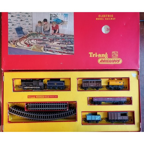 322 - TRIANG 00 Gauge BR Goods Train Set No RS26 comprising 3F 0-6-0 No 43775 black, 5 wagons including bo... 