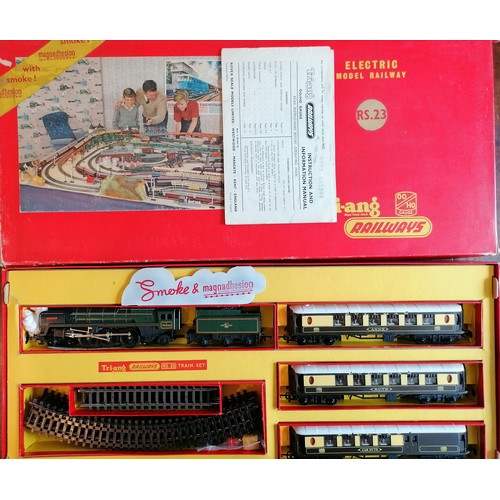 324 - TRIANG 00 Gauge Pullman Train Set No RS23 comprising BR 4-6-2 70000 Britannia green with smoke and m... 