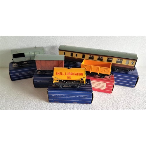 70 - HORNBY DUBLO Rolling Stock comprising WR Coaches x3, deterioration on sides in Good Boxes, together ... 