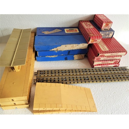 71 - HORNBY DUBLO 2 & 3-Rail Track, Etc. 40+ pieces of 3-Rail,plus 6 points, various 2-Rail track to incl... 