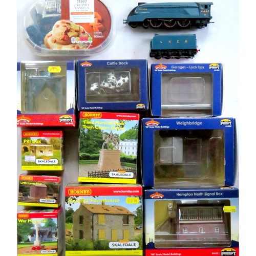 126 - BACHMANN / HORNBY 00 gauge Buildings and Accessories etc. to include: Bachmann Scenecraft 44-085 Gar... 
