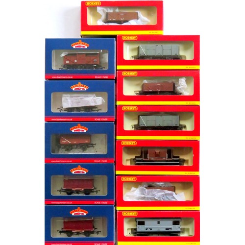 122 - BACHMANN / HORNBY 00 gauge 12 x assorted Goods Wagons (7 x Hornby, 5 x Bachmann) to include Cattle, ... 